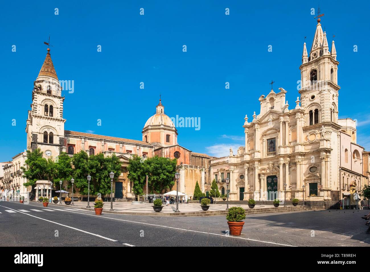 Italie, Sicile, Acireale, Piazza del Duomo, la cathédrale du 16ème siècle et la Basilique Saint Pierre et Paul sur la droite Banque D'Images