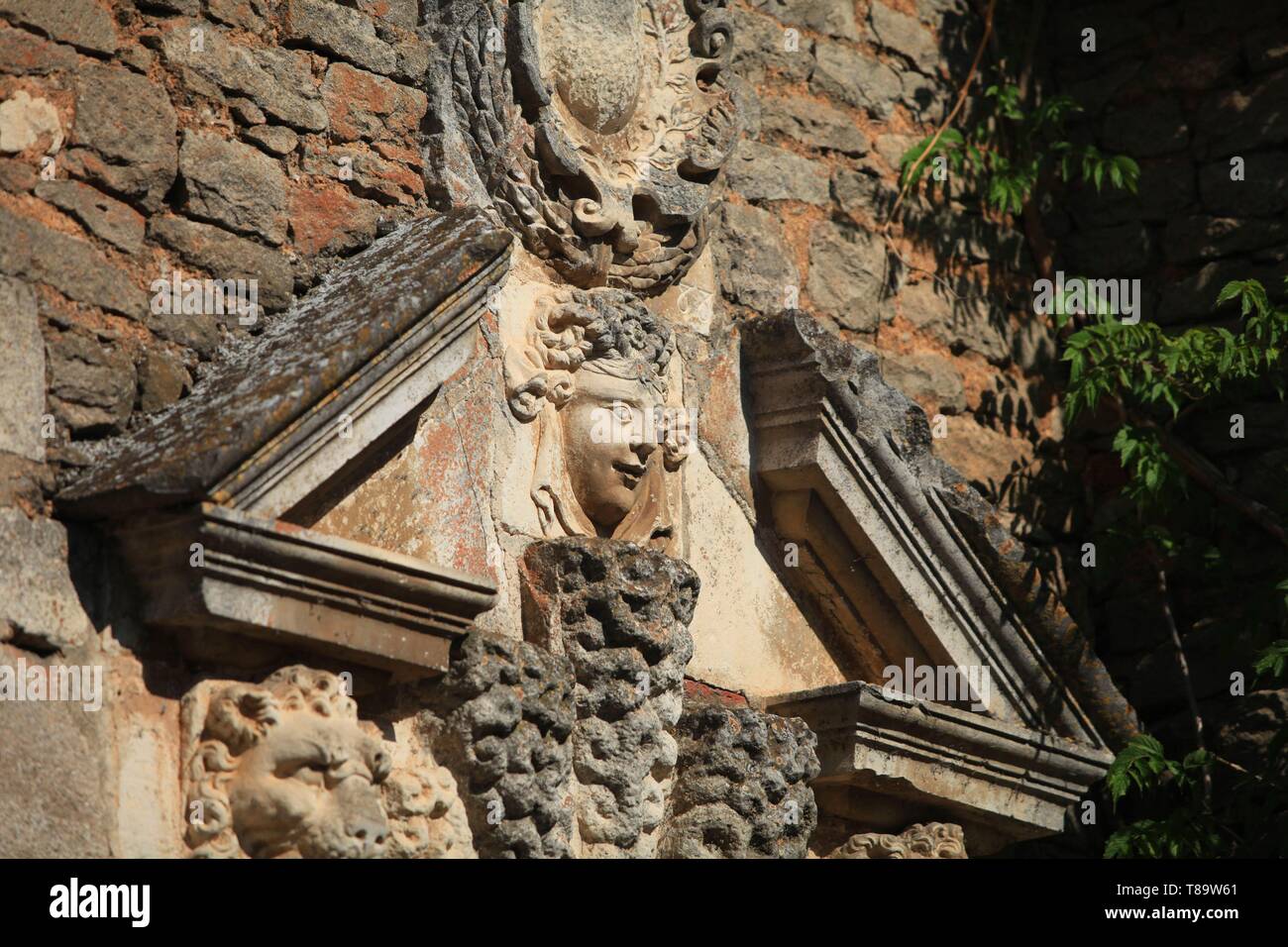 France, Côte d'Or, Châteauneuf en Auxois, étiqueté les Plus Beaux Villages de France, linteau au-dessus d'une porte dans le village, Banque D'Images