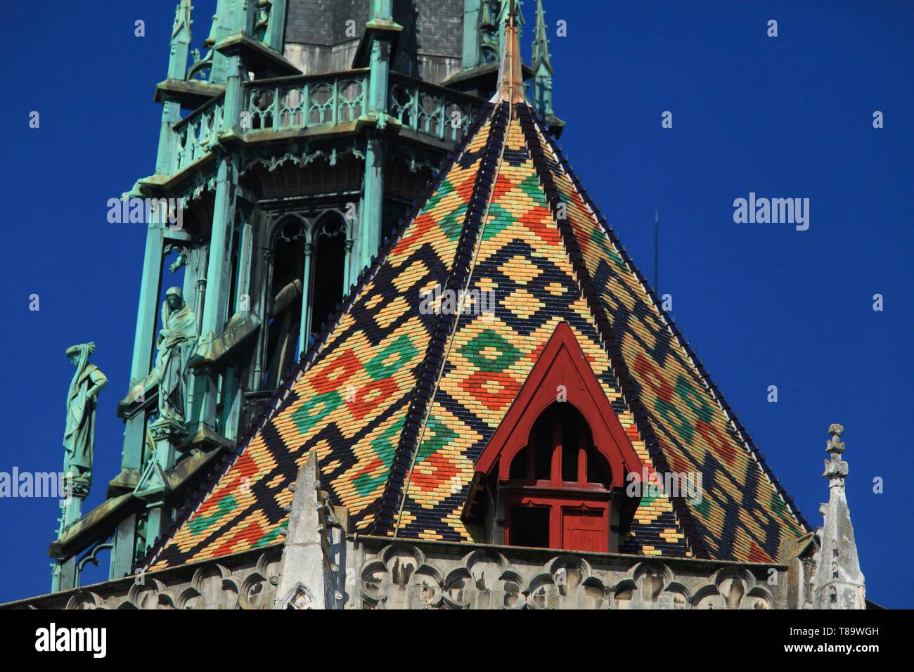 France, Côte d'Or, paysage culturel de climats de Bourgogne classé au Patrimoine Mondial par l'UNESCO, Dijon, Détail de la toiture en tuiles vernissées de la cathédrale de Saint benigne de Dijon Banque D'Images