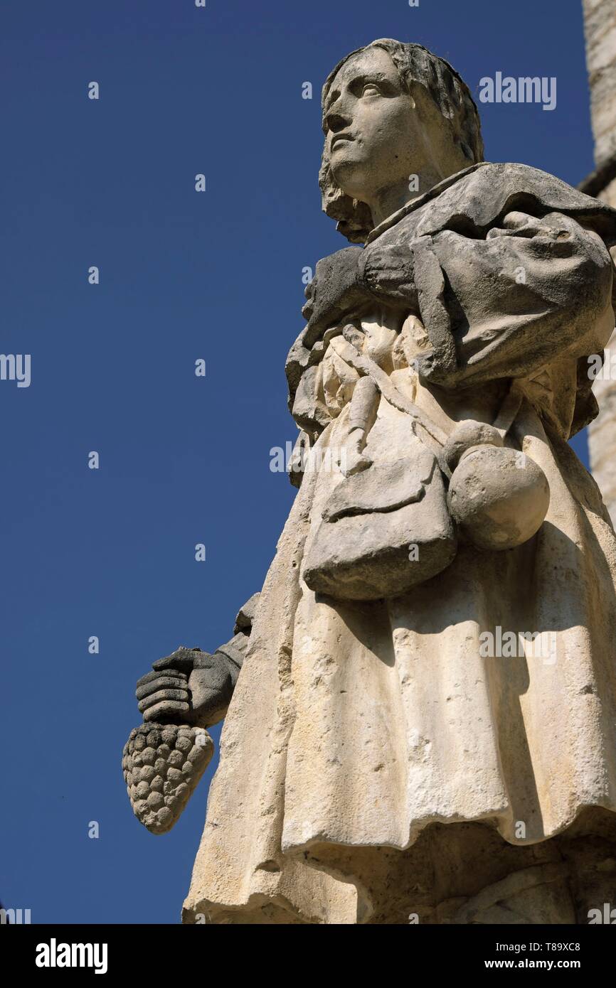 France, Doubs, vallée de la haute Loue, Vuillafans, statue de Saint Vernier patron de vignerons en face de l'église, grappe de raisin dans la main Banque D'Images