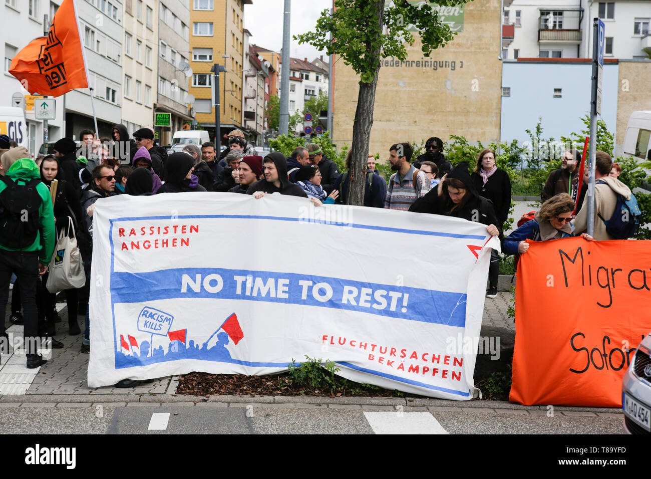 Nürnberg, Allemagne. 11 mai 2019. Les manifestants contre porter une bannière qui se lit "Défi racistes - Pas le temps de se reposer ! Lutter contre les causes profondes de la migration et de vol'. Environ 80 personnes ont participé à une marche à travers Paris, organisée par le parti de droite 'Die Rechte' (droite). Les principales questions de la marche a été la promotion du vote pour Die Rechte' dans les prochaines élections européennes et leurs politiques anti-immigration. Ils ont été confrontés à plusieurs centaines de contre-manifestants de différentes organisations politiques. Banque D'Images