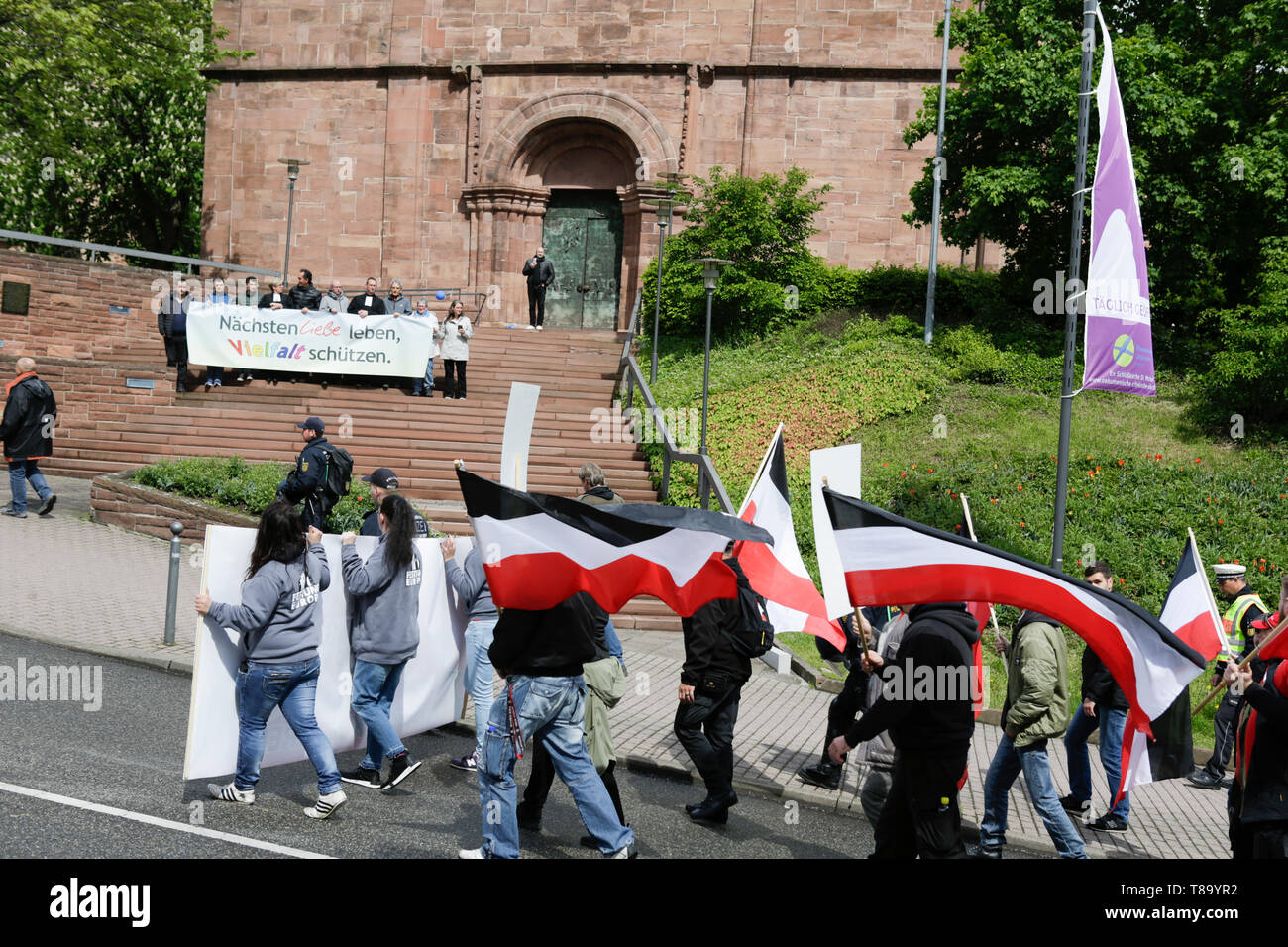 Nürnberg, Allemagne. 11 mai 2019. La marche de protestation passe par le Palais et l'église Saint Michel, où une petite protestation contre le silence de différentes religions à Pforzheim a assemblé. Environ 80 personnes ont participé à une marche à travers Paris, organisée par le parti de droite 'Die Rechte' (droite). Les principales questions de la marche a été la promotion du vote pour Die Rechte' dans les prochaines élections européennes et leurs politiques anti-immigration. Ils ont été confrontés à plusieurs centaines de contre-manifestants de différentes organisations politiques. Banque D'Images