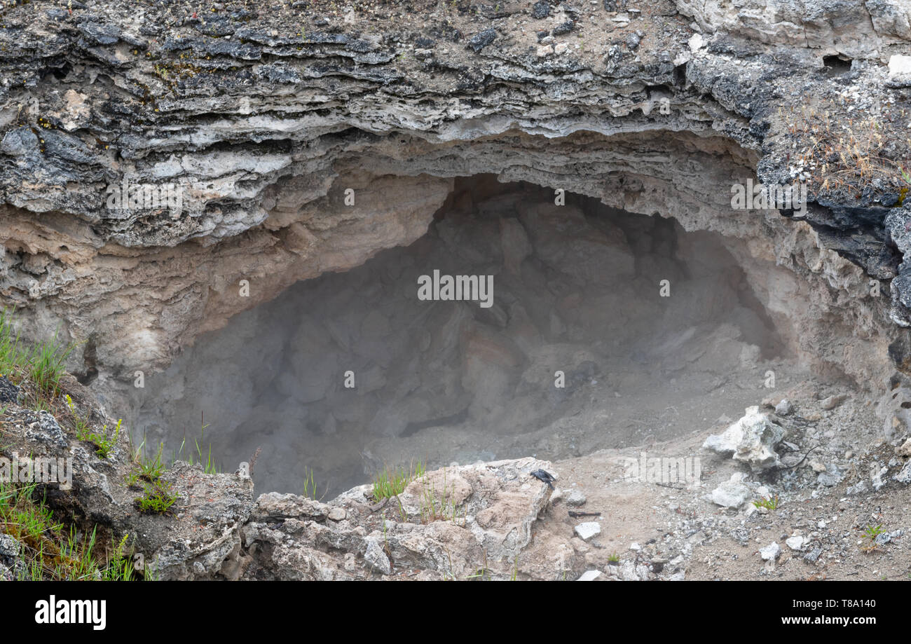 Dans la petite grotte de vapeur à partir de l'activité volcanique Banque D'Images