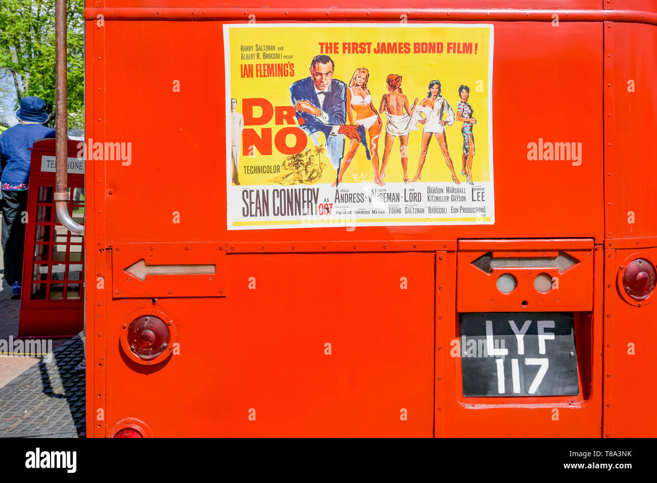 Bus à impériale rouge avec Sean Connery, Dr Ne ad affiche de film Banque D'Images