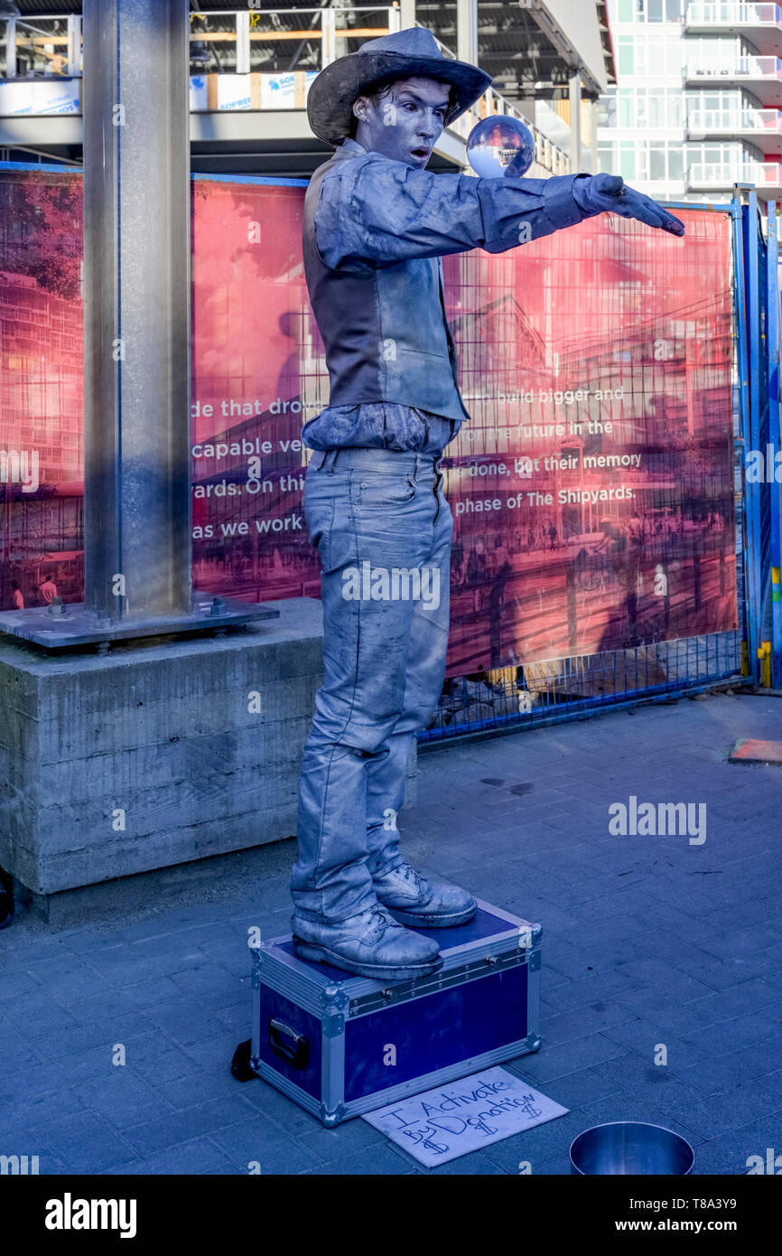 Artiste de rue, mime, chantiers navals Marché de nuit, Lonsdale Quay, North Vancouver, Colombie-Britannique, Canada Banque D'Images