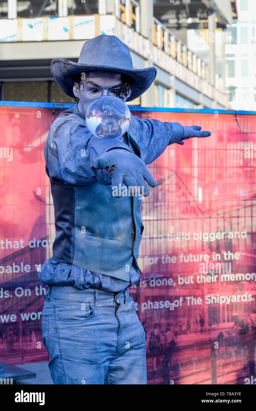 Artiste de rue, mime, chantiers navals Marché de nuit, Lonsdale Quay, North Vancouver, Colombie-Britannique, Canada Banque D'Images