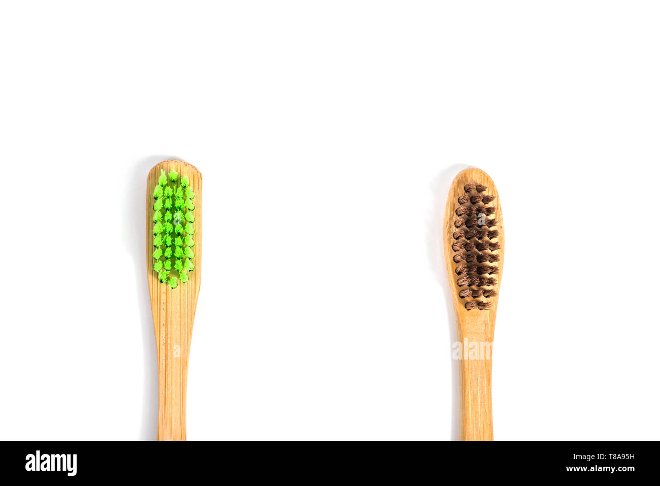 Brosse à dents en bambou isolé sur fond blanc Banque D'Images