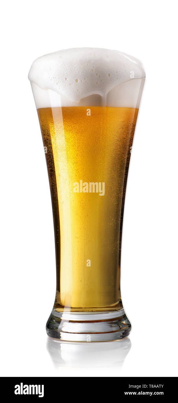La bière en verre avec mousse déversant isolé sur fond blanc Banque D'Images