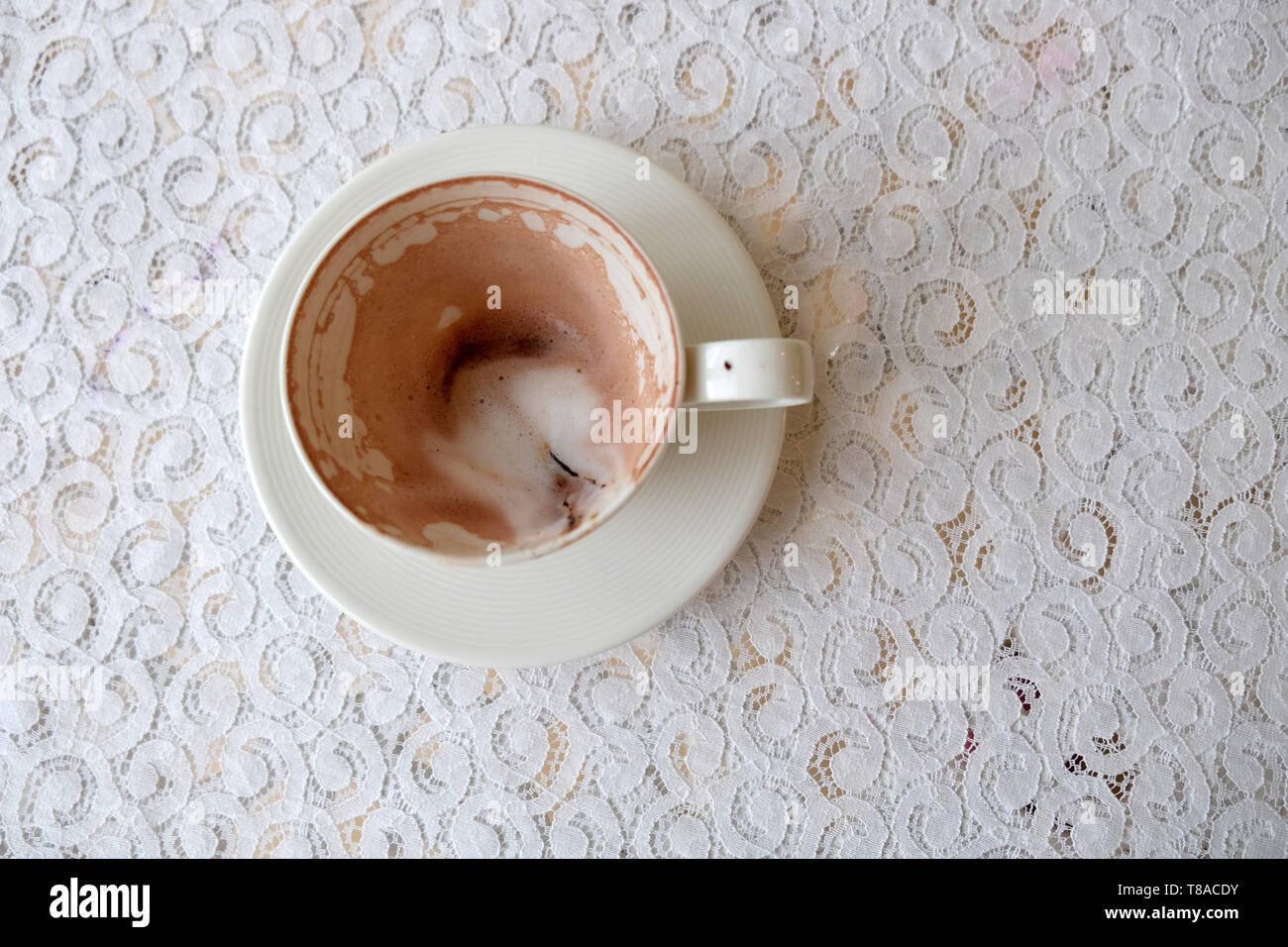 Matin chaud cacao et mousse de lait Banque D'Images