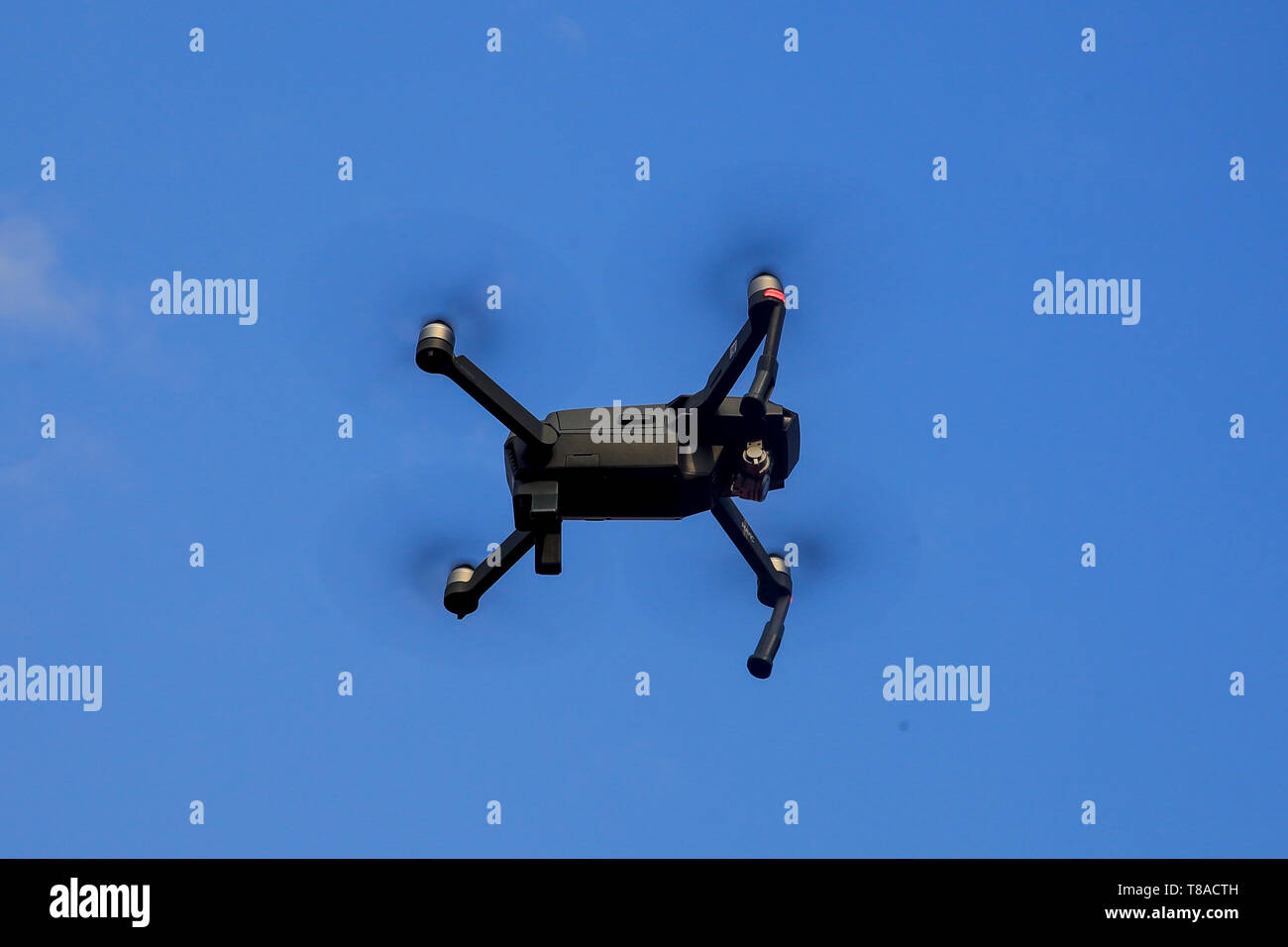 DJI Mavic Pro campact drone volant sous le ciel de Dhaka. Le Bangladesh Banque D'Images