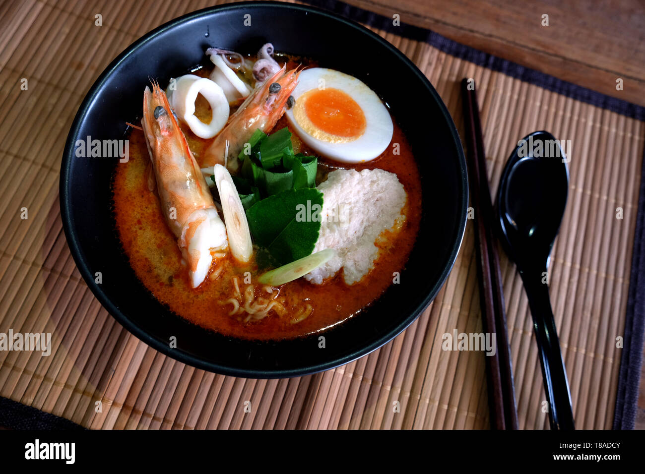 Tom Yum kung (cuisine thaï),Tom Yum Kung soupe de fruits de mer avec des nouilles. Tom Yam est une soupe épicée en Thaïlande typique Banque D'Images