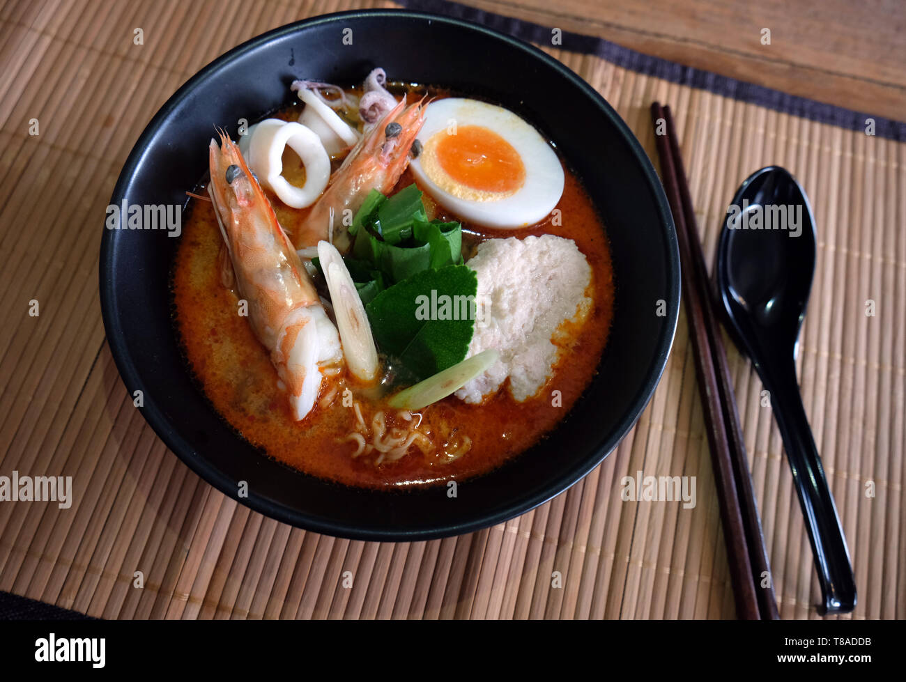 Tom Yum kung (cuisine thaï),Tom Yum Kung soupe de fruits de mer avec des nouilles. Tom Yam est une soupe épicée en Thaïlande typique Banque D'Images