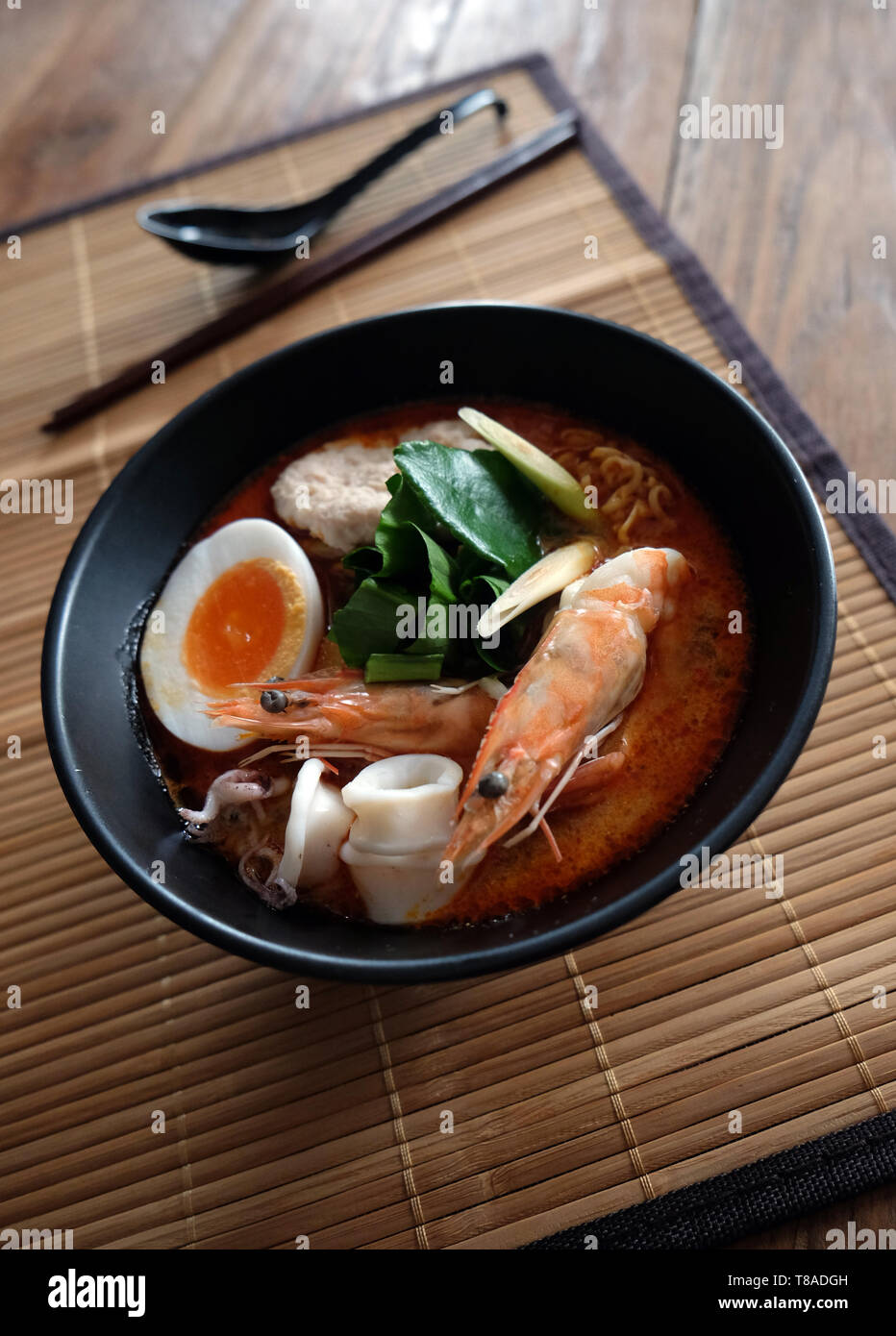 Tom Yum kung (cuisine thaï),Tom Yum Kung soupe de fruits de mer avec des nouilles. Tom Yam est une soupe épicée en Thaïlande typique Banque D'Images