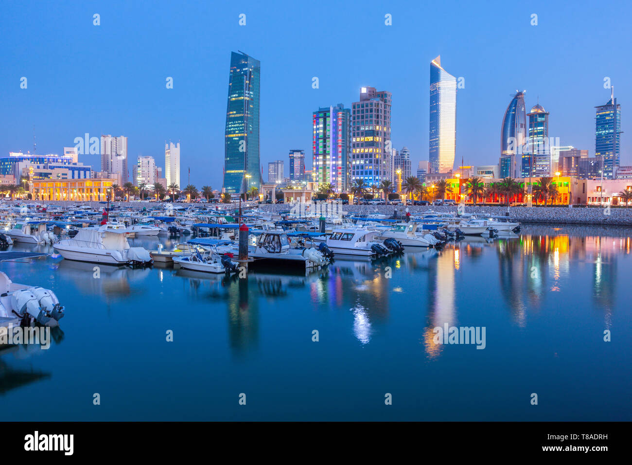 Des toits de la ville de Koweït au soir. La ville de Koweït, Koweït. Banque D'Images