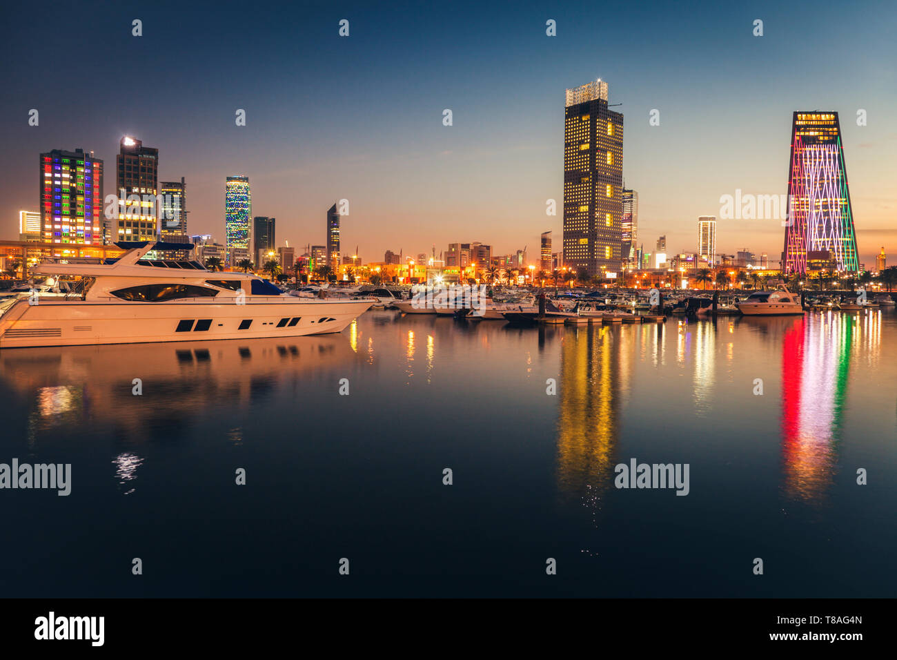 Des toits de la ville de Koweït au soir. La ville de Koweït, Koweït. Banque D'Images