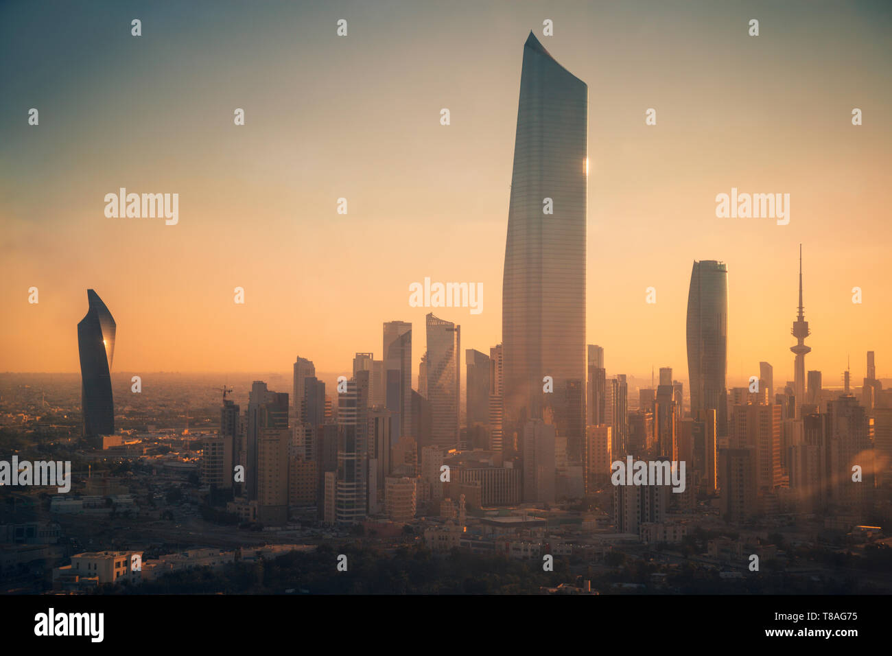 L'architecture de la ville de Koweït au coucher du soleil. La ville de Koweït, Koweït. Banque D'Images