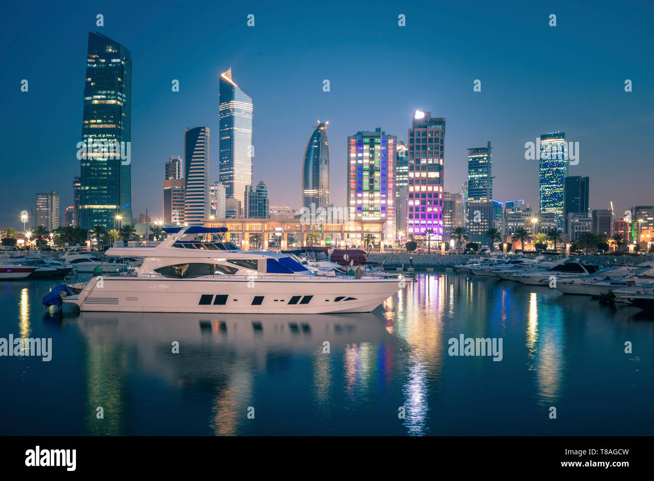 Des toits de la ville de Koweït au soir. La ville de Koweït, Koweït. Banque D'Images