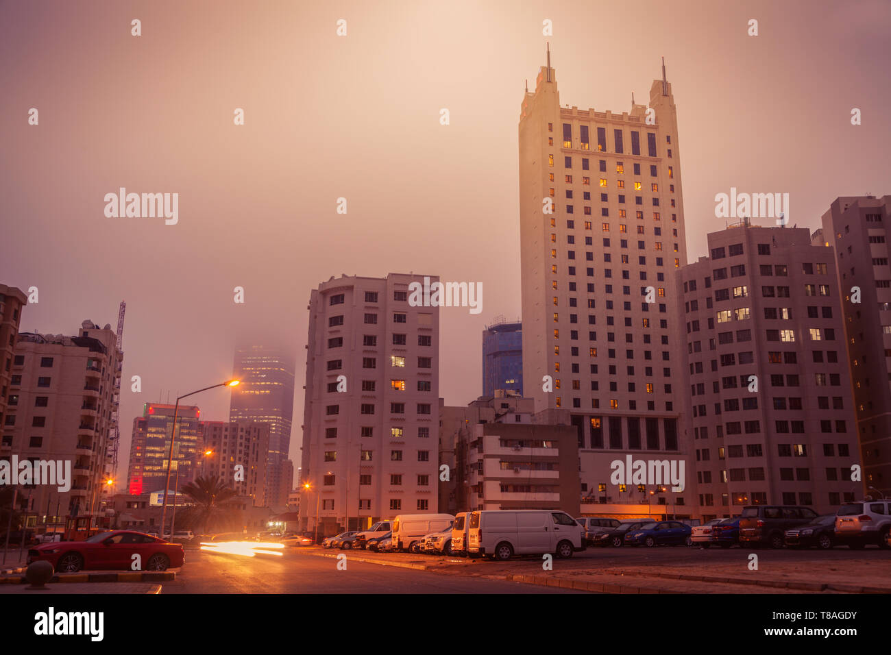 L'architecture de la ville de Koweït, à l'aube. La ville de Koweït, Koweït. Banque D'Images