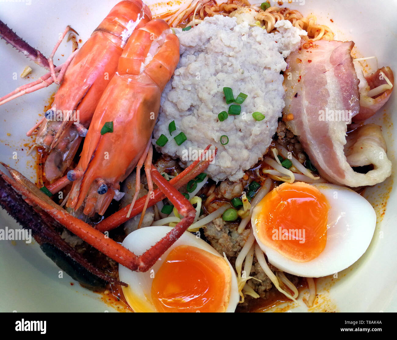 Tom Yum kung (cuisine thaï),Tom Yum Kung soupe de fruits de mer avec des nouilles. Tom Yam est une soupe épicée en Thaïlande typique Banque D'Images