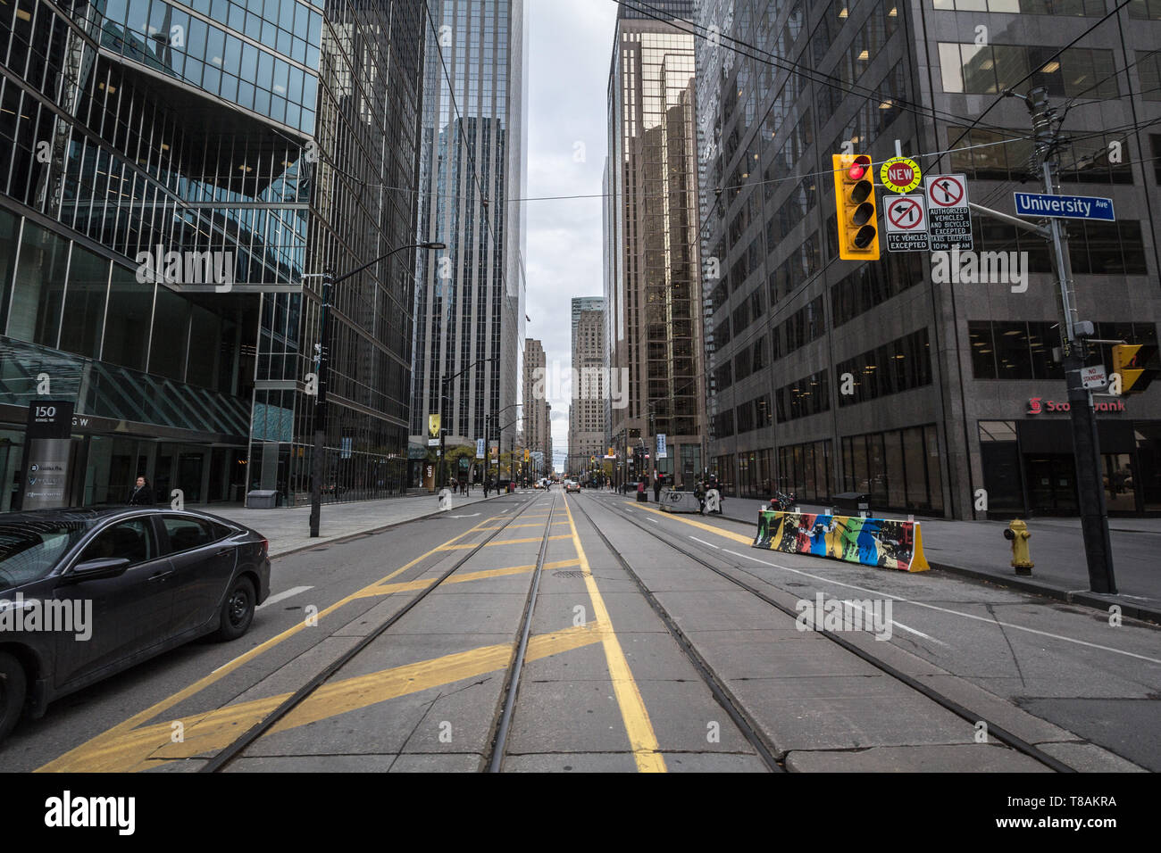 TORONTO, CANADA - 13 NOVEMBRE 2018 : la rue King ouest au centre-ville de Toronto, un typique CBD American street avec les immeubles de bureaux, des gratte-ciel et des r Banque D'Images