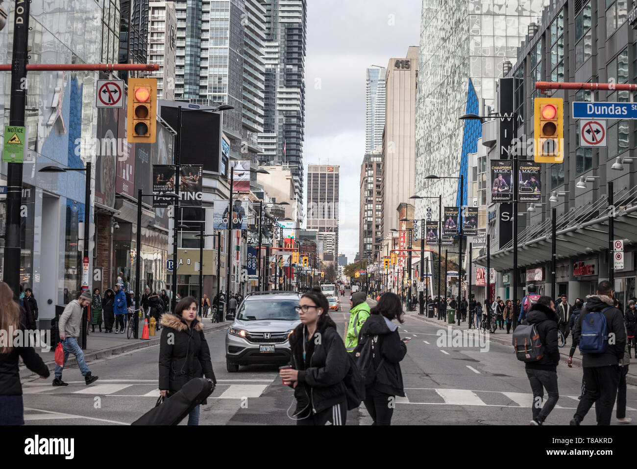 TORONTO, ONTARIO - Le 13 novembre 2018 : Gratte-ciel sur la rue Yonge, on Yonge Dundas Square, avec des personnes qui traversent sur un trottoir, les magasins et boutiques, dans un Banque D'Images