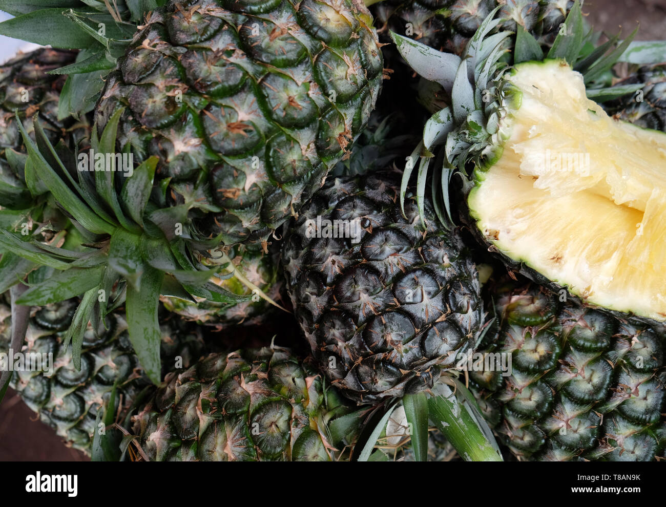 Groupe des fruits ananas au marché intérieur Banque D'Images