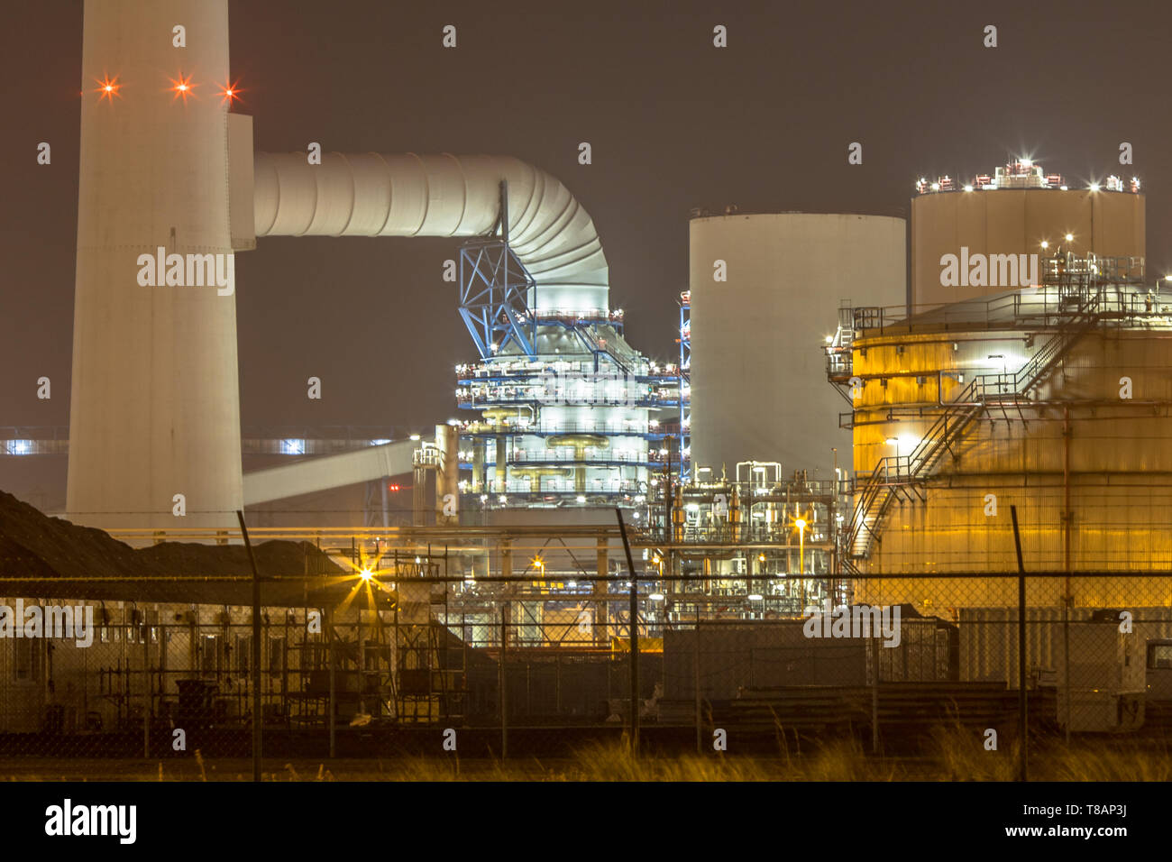 Détail de l'industrie pétrochimique lumineux dans l'obscurité sur zone Maasvlakte port de Rotterdam, Pays-Bas Banque D'Images