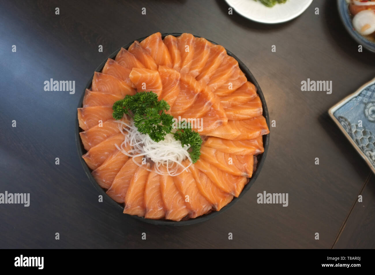 Jeu de grande tranche de saumon cru ou Sashimi au saumon dans le style japonais sur la glace servir frais . CONCEPT carte Banque D'Images