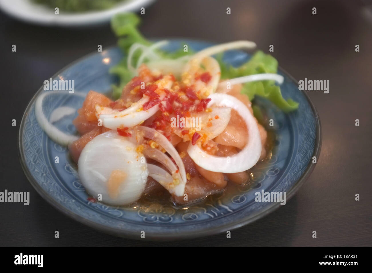 Et l'aigreur tranche brute épicée salade de saumon Banque D'Images