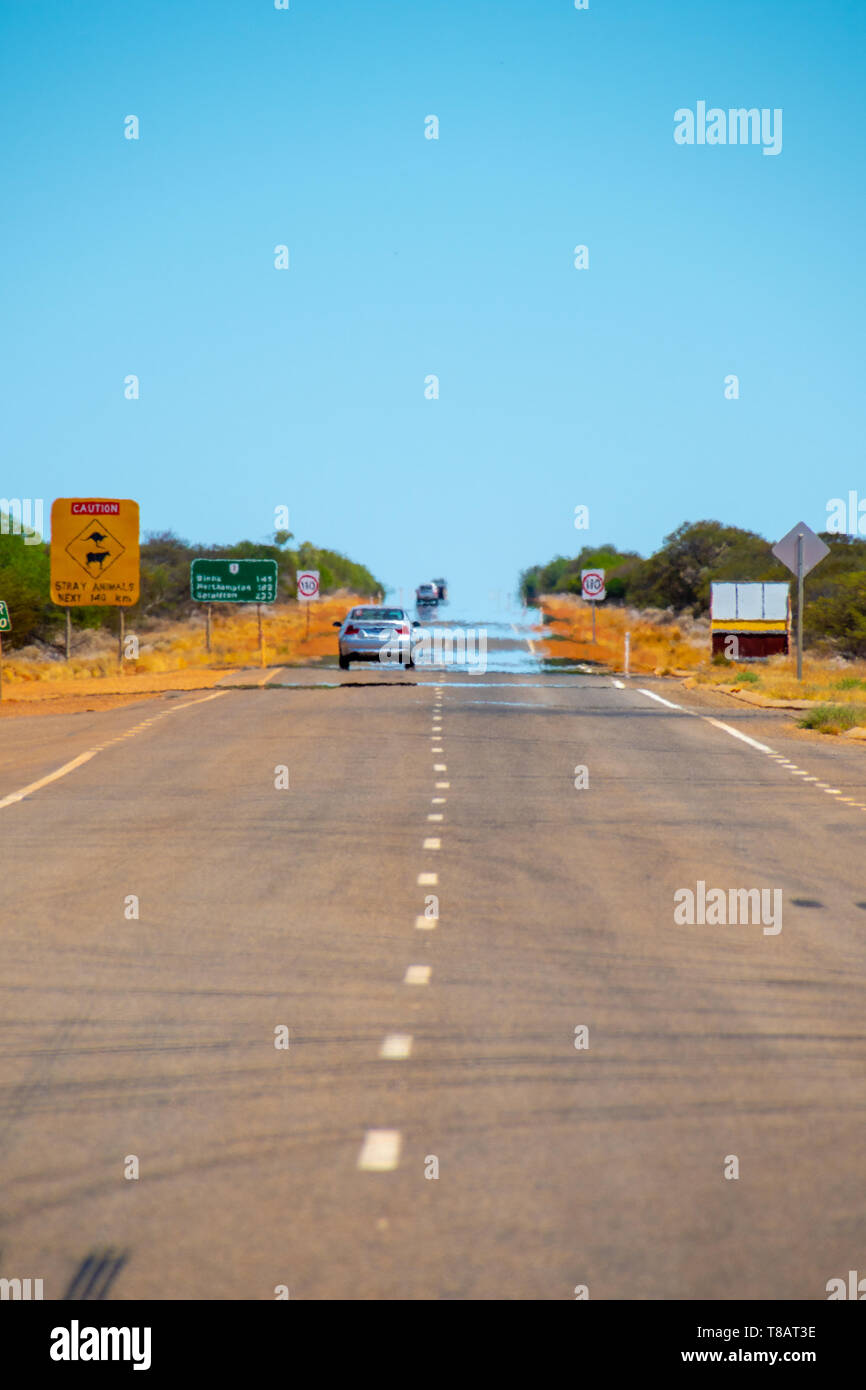 Mirage sur une longue route droite dans l'ouest de l'Australie Banque D'Images