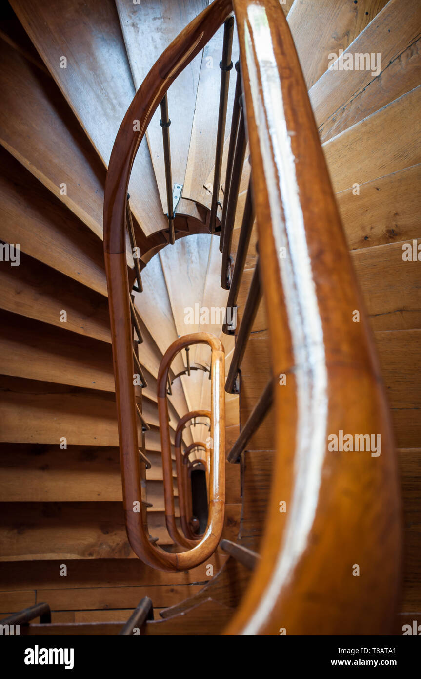 Escalier en bois typique des immeubles parisiens à Paris France Banque D'Images