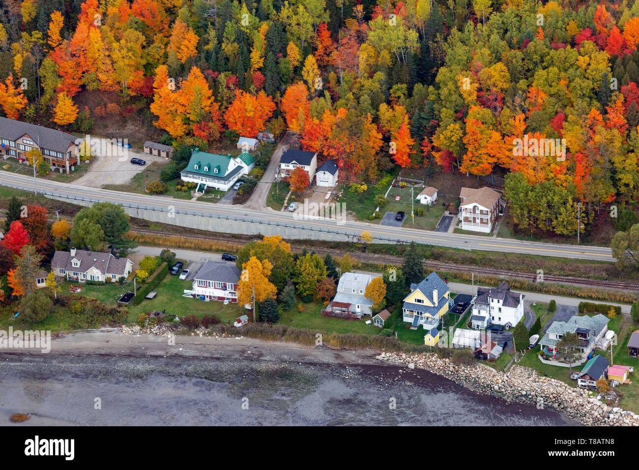 Canada, Province de Québec, région de Charlevoix, Saint-Joseph-de-la-Rive, maisons sur les rives du fleuve Saint-Laurent (vue aérienne) Banque D'Images Canada, Province de Québec, région de Charlevoix, Saint-Joseph-de-la-Rive, maisons sur les rives du fleuve Saint-Laurent (vue aérienne) Banque D'Images