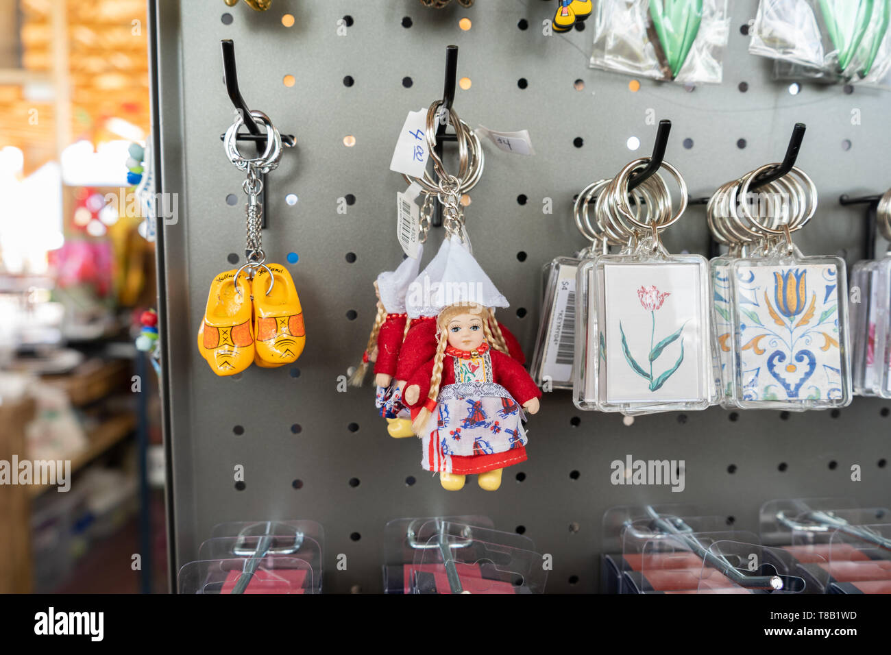 Dutch souvenirs de Hollande vendu dans une boutique de cadeaux, avec des sabots les trousseaux, un trousseau et laitière néerlandaise flower trousseaux. Banque D'Images