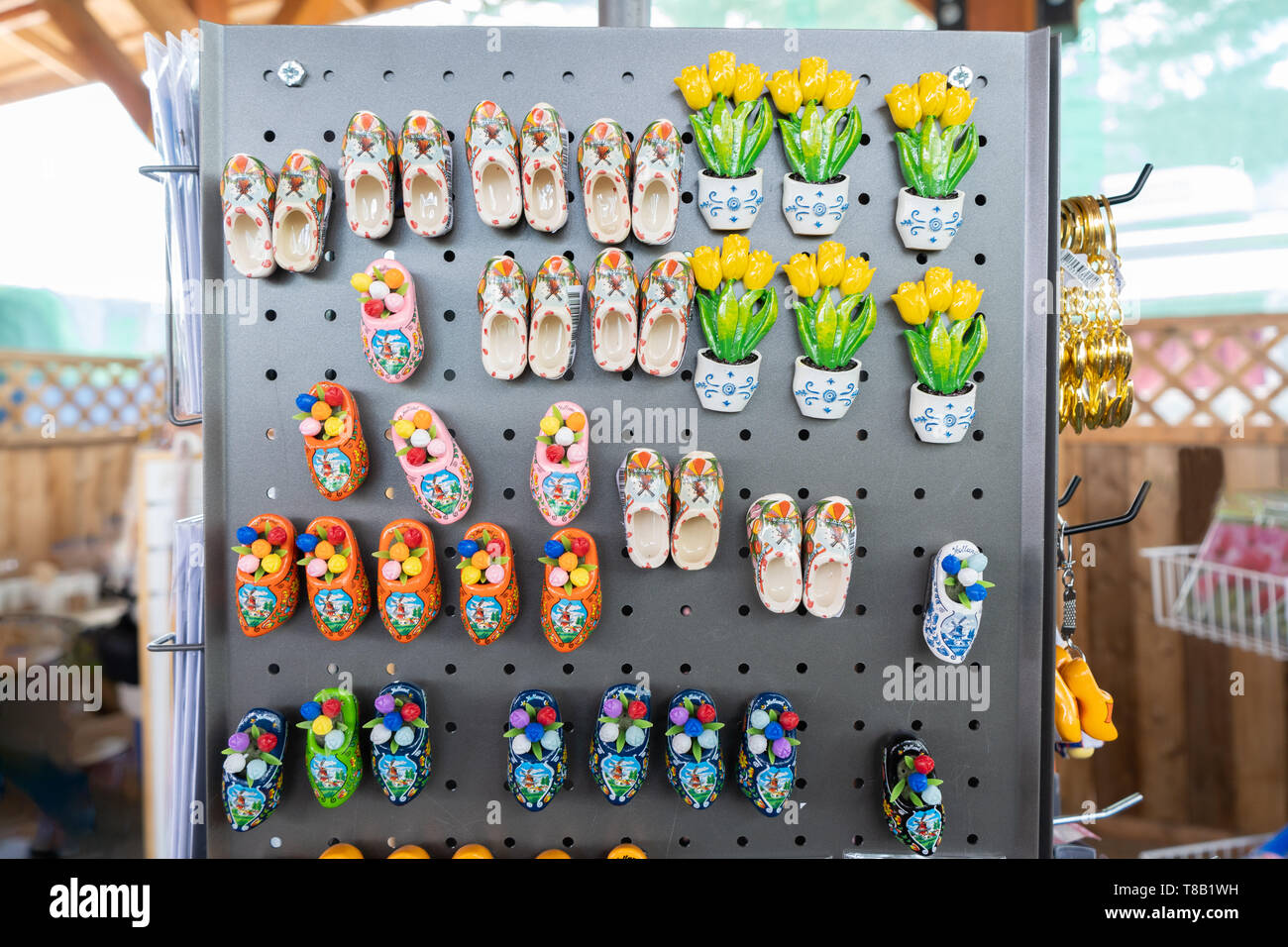 Souvenirs de l'aimant néerlandais sabots de jardin en porcelaine et de tulipes, avec des dessins de fantaisie dans des couleurs différentes, dans une boutique de souvenirs de l'Ho Banque D'Images