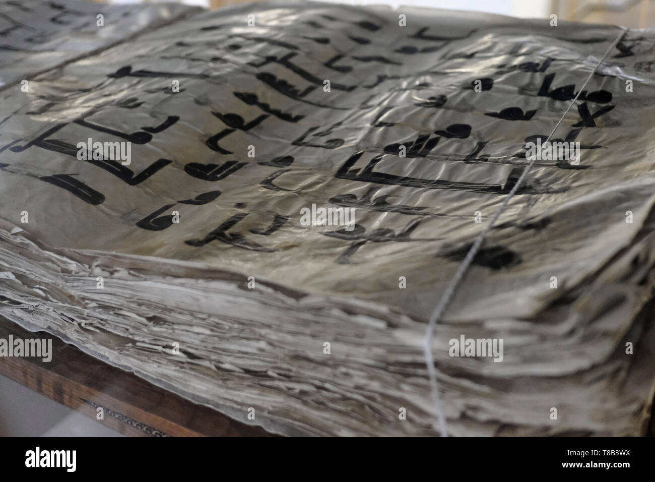 Le manuscrit en caractères coufiques Samarkand également connu sous le nom de Coran Ottoman, écrit dans la 8e ou 9e siècle et considérée comme la source principale du livre saint conservé dans la bibliothèque de l'Imam As dans la ville de Tachkent, capitale de l'Ouzbékistan Banque D'Images