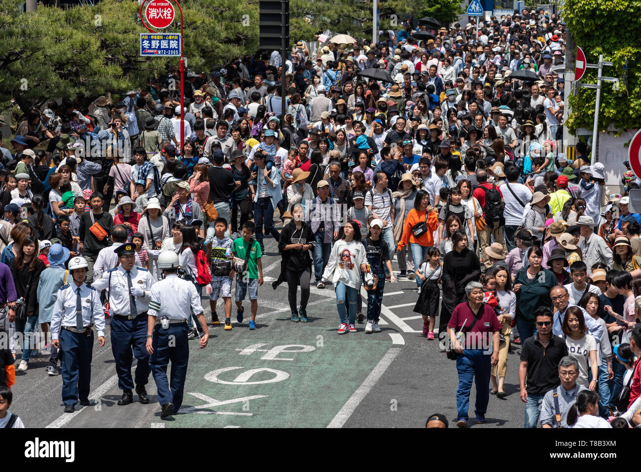 Karatsu, Japon - 5 mai 2019 : foule de gens marcher dans la rue après le défilé pour célébrer la nouvelle ère impériale "iwa" Banque D'Images