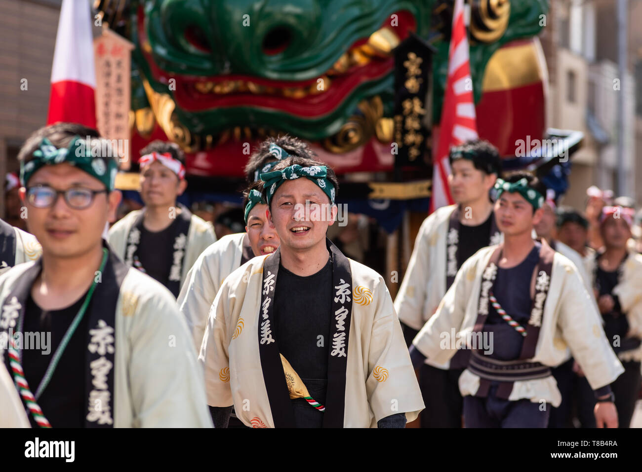 Karatsu, Japon - 5 mai 2019 : les gens en costumes traditionnels défilent dans la rue exprimer flotteurs massive pour célébrer la nouvelle ère impériale "iwa" Banque D'Images