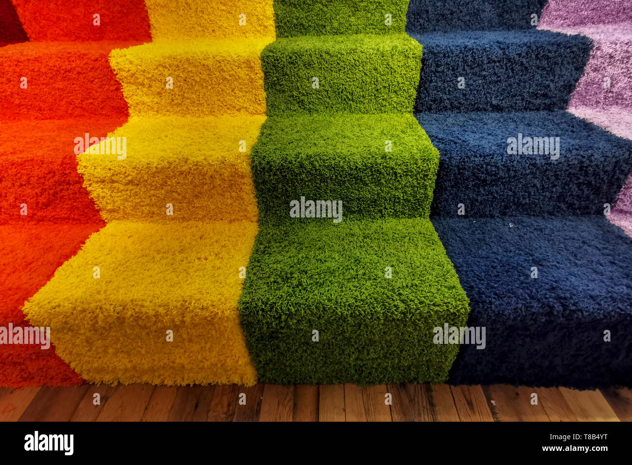 La paix arc-en-ciel de couleurs moquette escalier Banque D'Images