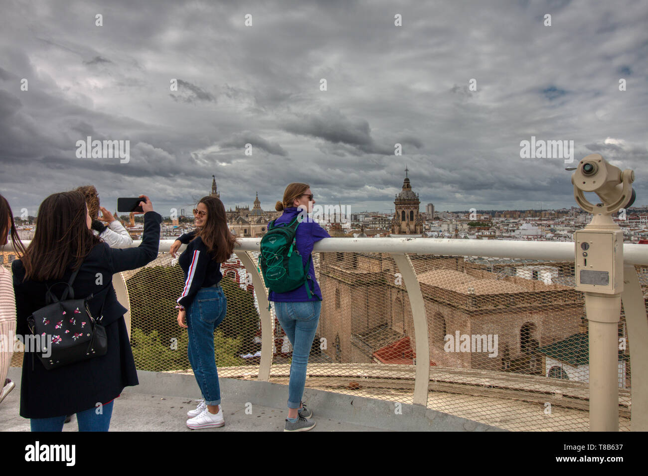 Séville, Espagne - avril 06, 2019 : les touristes qui envisagent l'impressionnant, vue depuis le haut de l'espace Metropol Parasol, (Las Setas de Sevilla), qu'il provi Banque D'Images