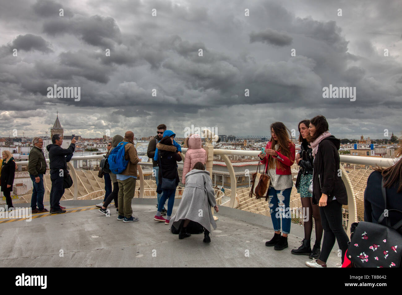 Séville, Espagne - avril 06, 2019 : les touristes qui envisagent l'impressionnant, vue depuis le haut de l'espace Metropol Parasol, (Las Setas de Sevilla), qu'il provi Banque D'Images