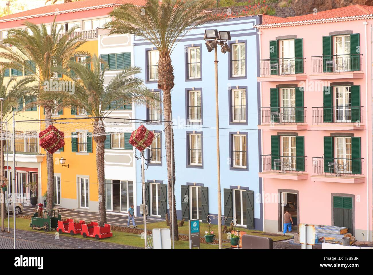 Le Portugal, l'île de Madère, le Ponta do Sol, bâtiments colorés sur le front de mer Banque D'Images