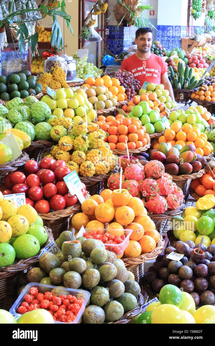 Le Portugal, l'île de Madère, Funchal, marché (Mercado DOS Lavradores) Vendeur de fruits, Banque D'Images