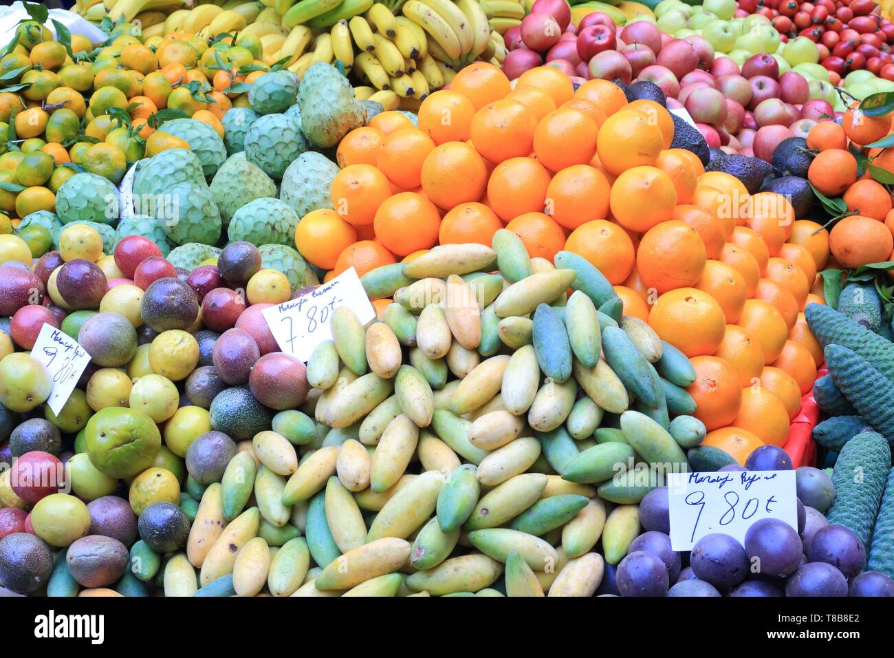 Le Portugal, l'île de Madère, Funchal, marché (Mercado DOS Lavradores), des fruits (oranges, vendeur de mangues, fruits de la passion ...) Banque D'Images