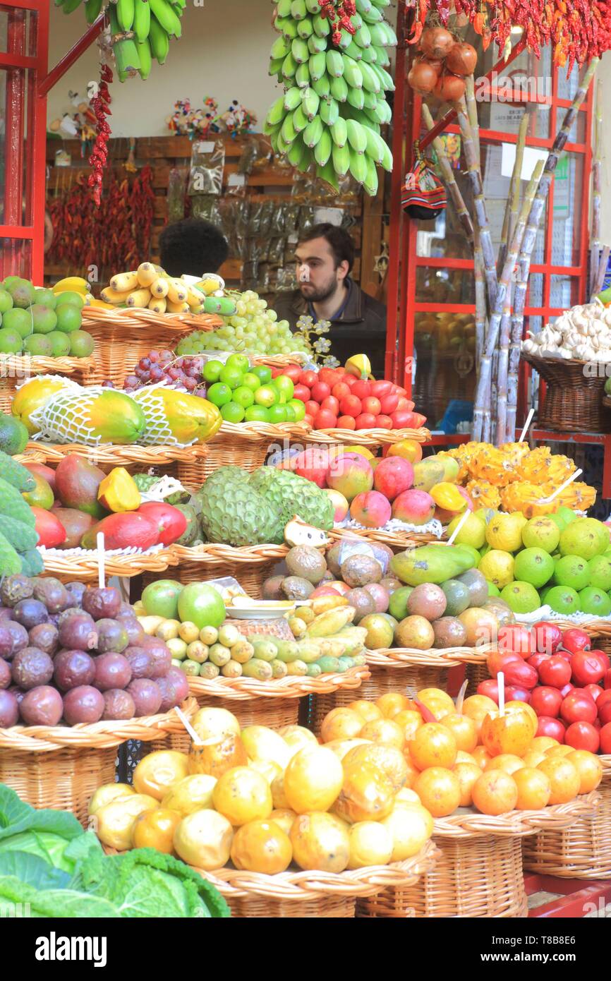 Le Portugal, l'île de Madère, Funchal, marché (Mercado DOS Lavradores) Vendeur de fruits, Banque D'Images