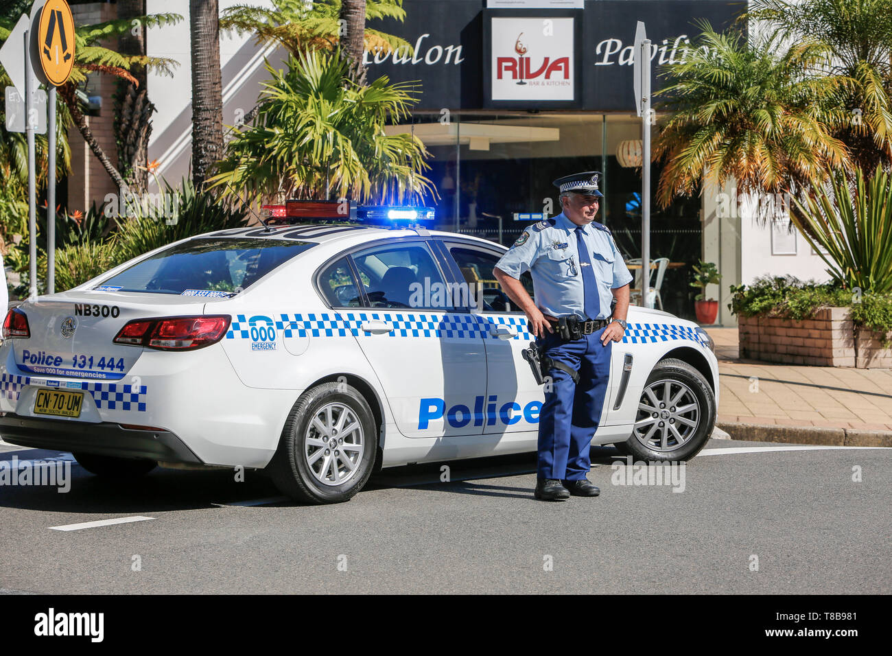 Un policier de la Nouvelle-Galles du Sud se trouvait près de sa voiture de police à Sydney, Nouvelle-Galles du Sud, en Australie Banque D'Images