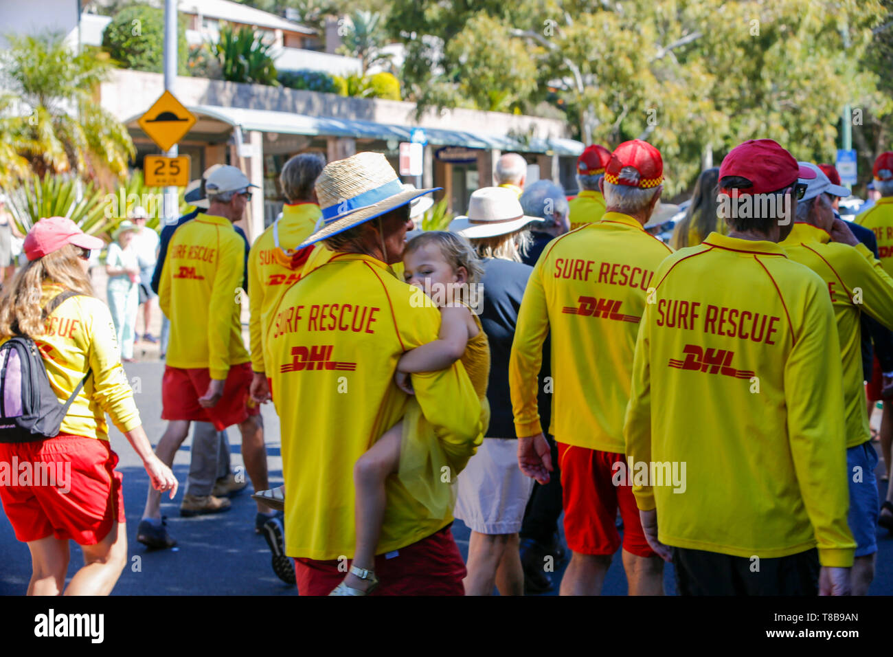Des bénévoles australiens de la plage de sauvetage de surf participent à une marche et un défilé de la journée ANZAC à Sydney, en Australie Banque D'Images