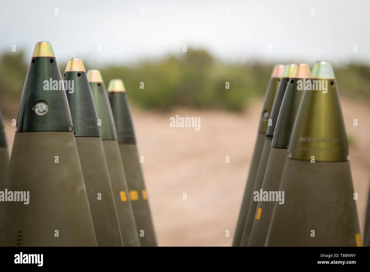 Rangées de 155mm conçue pour une utilisation dans le M109A6 Paladin howitzer canon automoteur sont alignés au cours d'une mission de tir Tableau XVIII réalisée par 4e Bataillon, 27e Régiment d'artillerie, 2ème Armored Brigade Combat Team, 1st Armored Division le 7 mai à la plage de Dona Ana, N.M. Le canon principal du M109A6 Paladin peut atteindre un taux maximal d'incendie est de quatre coups par minute, ce qui permet d'artillerie constante pression d'être imposés à une force ennemie. Différents types de munitions sont utilisées par 4-27 FA pendant le Tableau XVIII mission de tir afin de qualifier le bataillon à travers une série o Banque D'Images