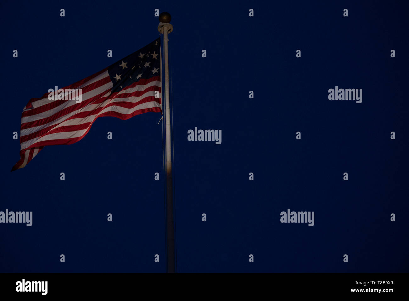 La bande de 15 et 15 étoiles du drapeau américain, connu sous le nom de drapeau 1801, vole pendant un défilé Soirée U.S. Marine Corps de Marine Barracks, à Washington, D.C., le 10 mai 2019. Les 15 étoiles et 15 bandes représentent les 15 Etats de l'Union européenne en 1801, l'époque la caserne a été fondée. (DoD photo par Lisa Ferdinando) Banque D'Images