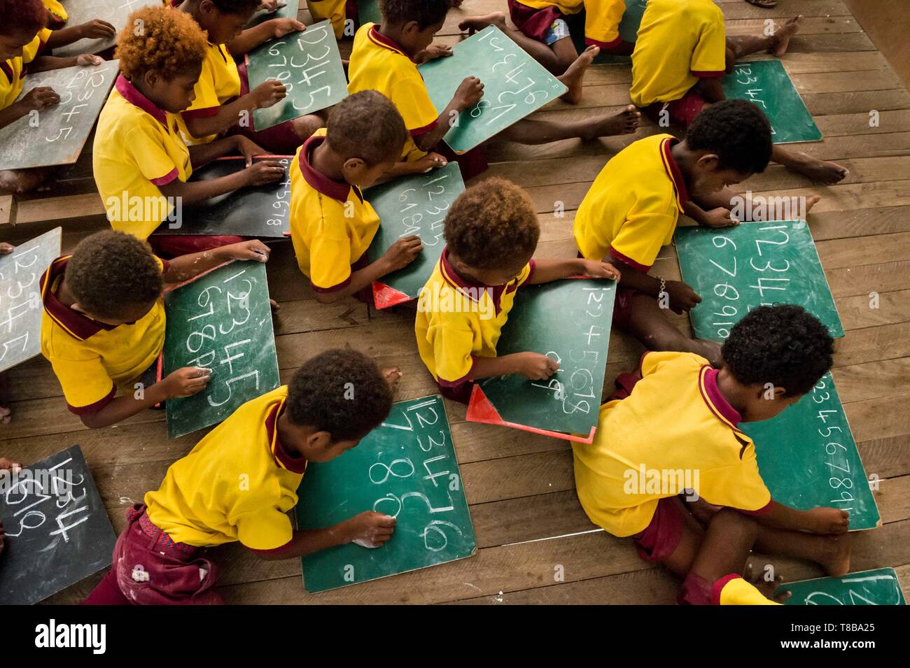 La Papouasie-Nouvelle-Guinée, l'île de la Nouvelle-Bretagne, la province de West New Britain, district de Talasea, Kimbe, Kapo island, les enfants dans la salle de classe Banque D'Images