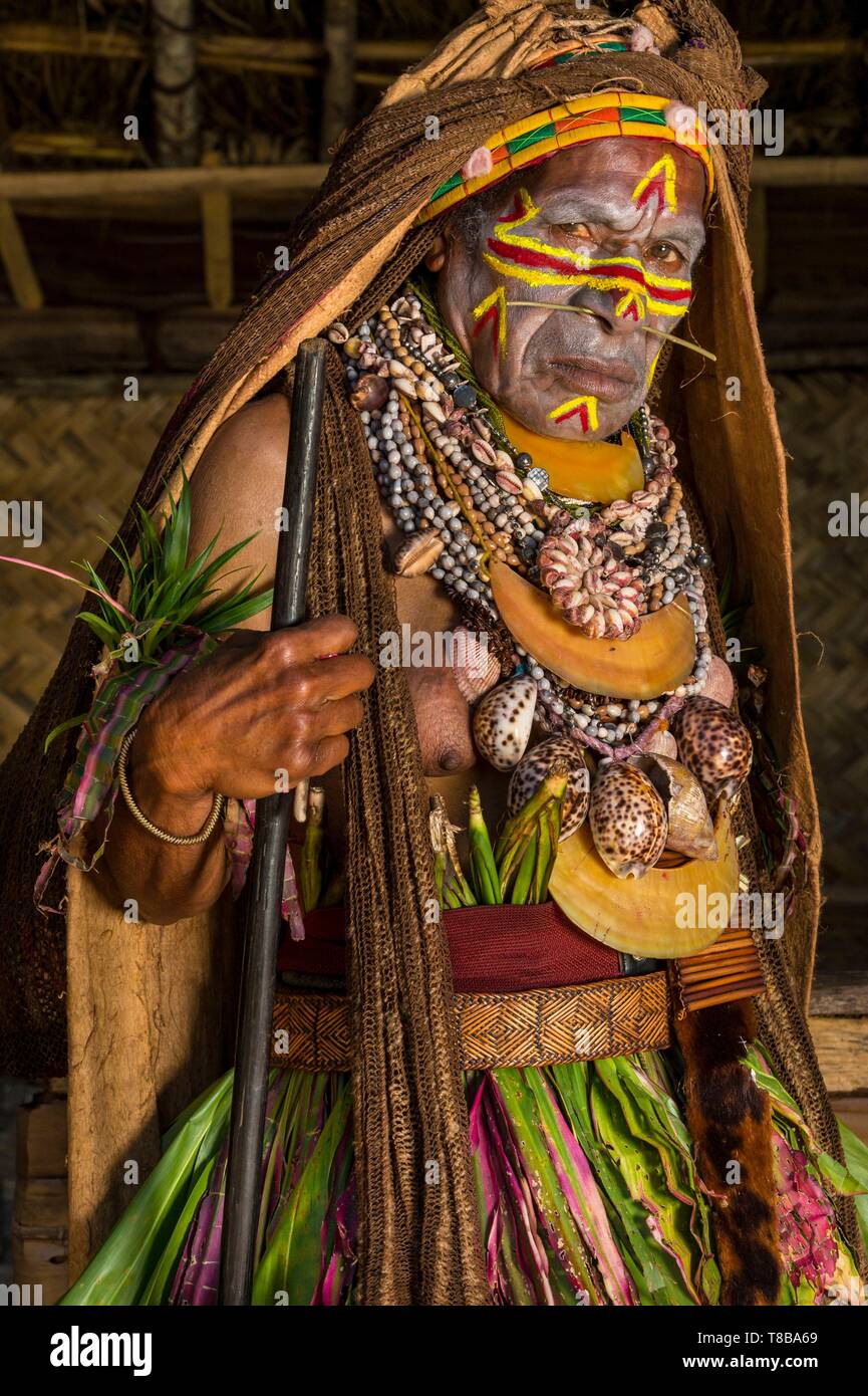 La Papouasie-Nouvelle-Guinée, l'ouest des Highlands Province, Région d'Nebilyer Kaugel Tambul, Alkena village, au cours d'une femme à chanter chanter (danse traditionnelle) Banque D'Images